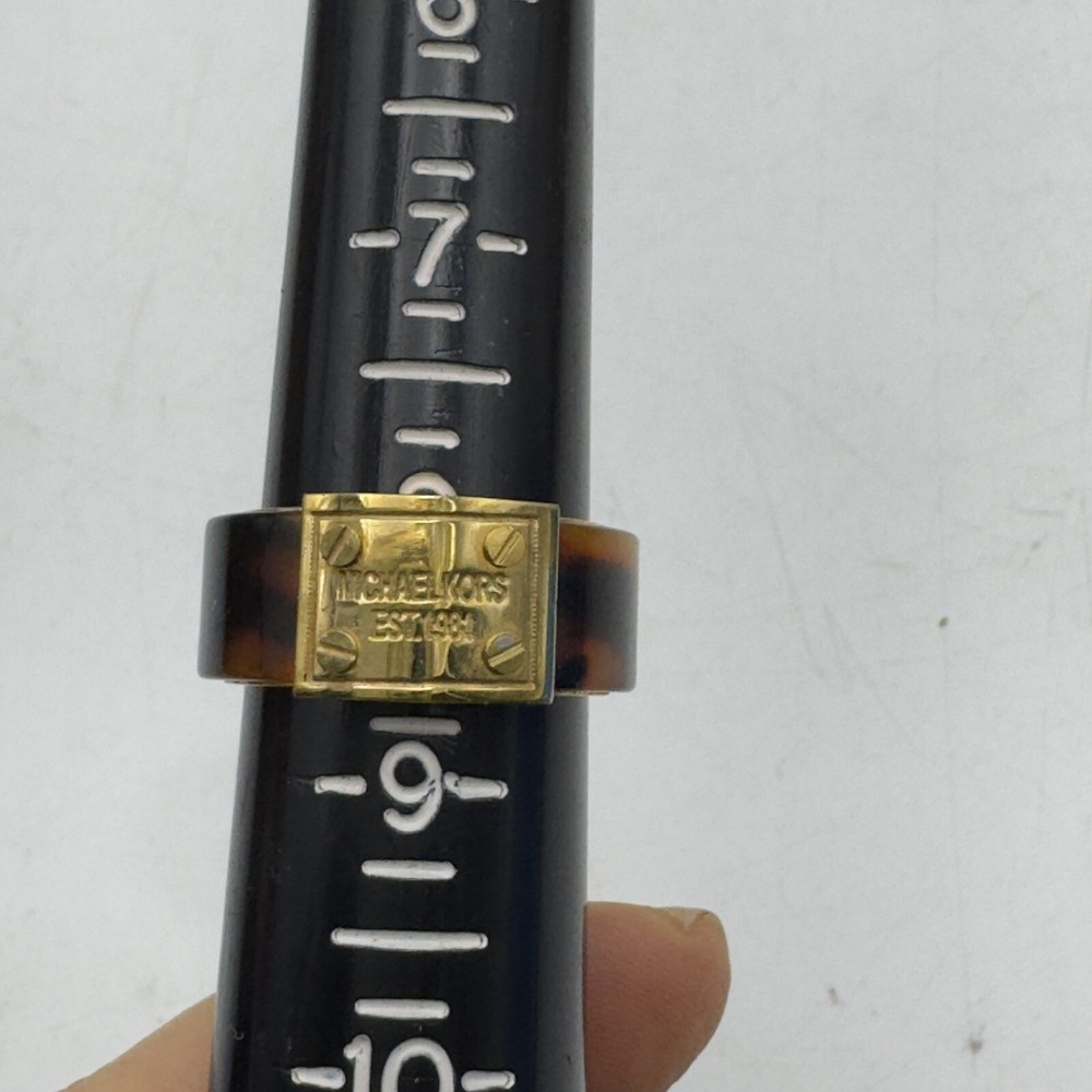 Sz 8 Michael Kors Gold Tone Tortoise Shell Design Band Ring Heritage Logo Plaque - Picture 6 of 9